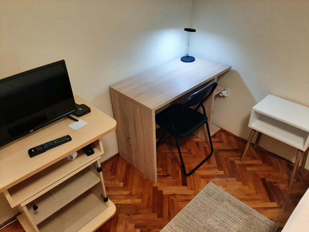 Televiisor ja/või meelelahutuskeskus majutusasutuses Haus Apartman Zaječar M&L