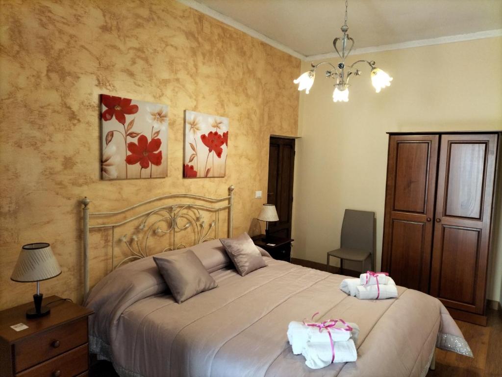 - une chambre dotée d'un grand lit avec deux sacs dans l'établissement La casa di Anita nel cuore di Segesta, à Calatafimi-Segesta