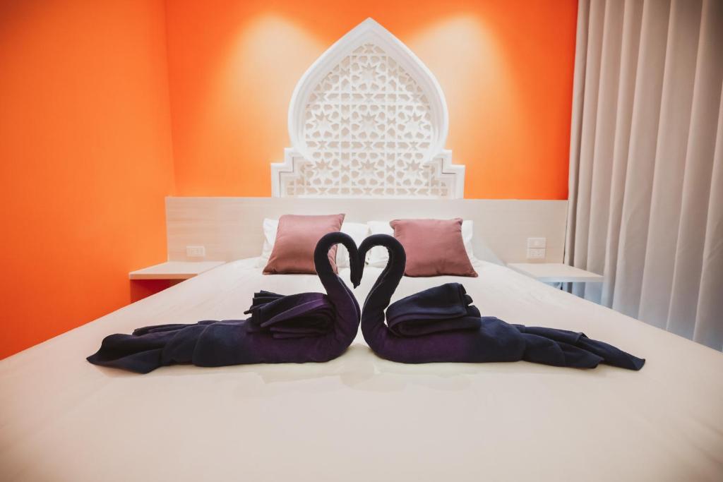 Postel nebo postele na pokoji v ubytování Le Maroc Hotel Patong