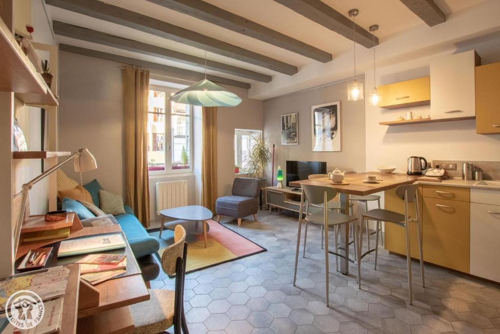 a kitchen and living room with a table and chairs at Gite urbain AU 2BIS - Annecy in Annecy