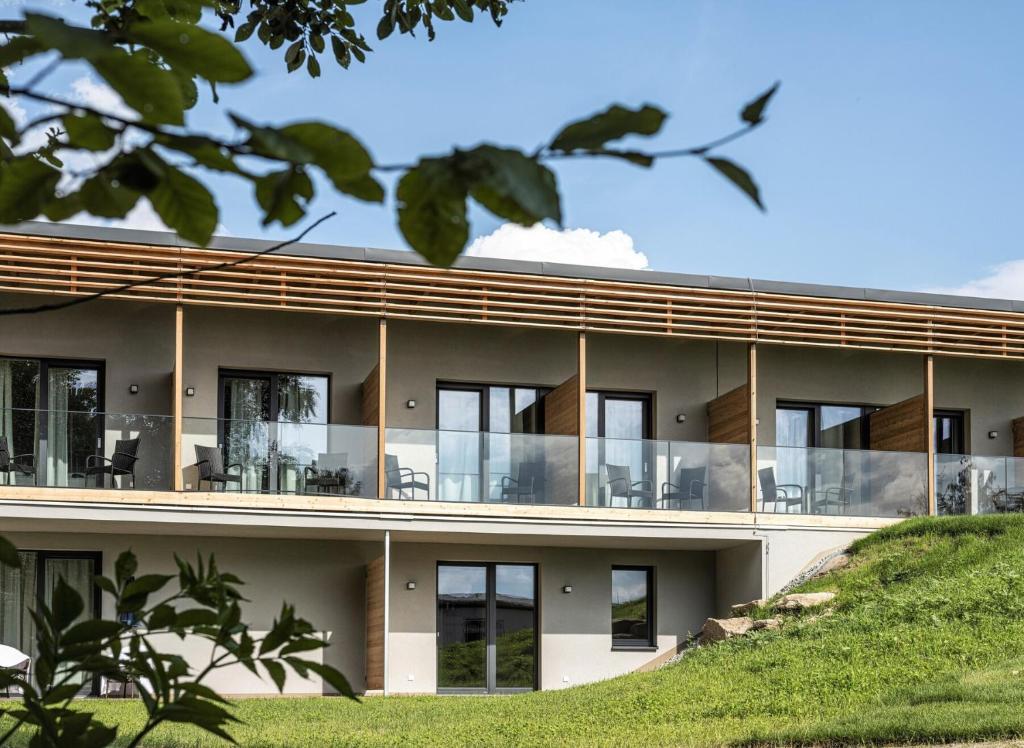 una vista esterna di un edificio con ampie finestre di Hotel Ottenstein - Das Wohlfühlhotel a Rastenfeld