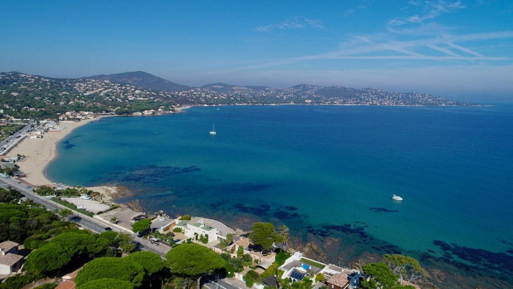- une vue aérienne sur une plage avec un bateau dans l'eau dans l'établissement Villa 8 pers à 30m de la mer, à Sainte-Maxime