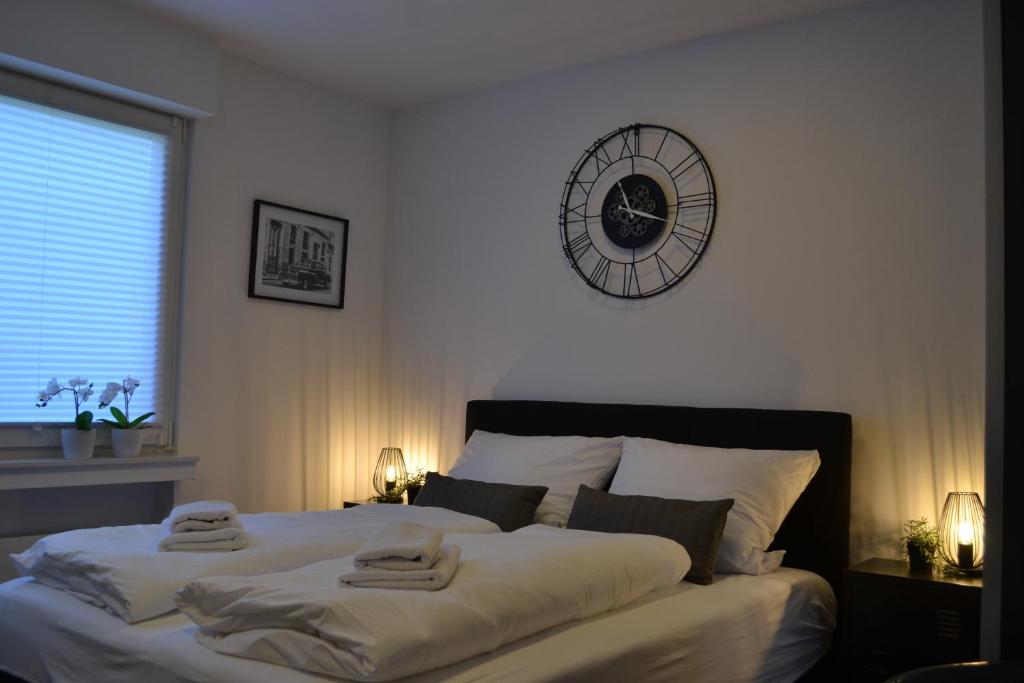 um quarto com uma cama grande e toalhas em Apartment mit Terrasse und eigenem Eingang em Radevormwald