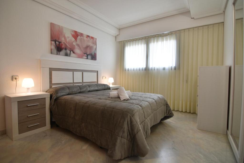 Postel nebo postele na pokoji v ubytování Coblanca 27 - by Apturist