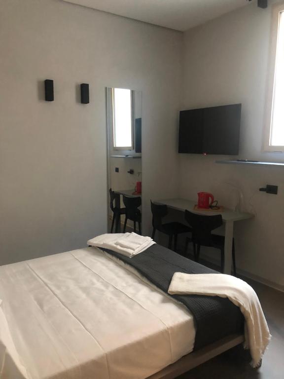 Łóżko lub łóżka w pokoju w obiekcie Drepanon, Prospettive sul Mediterraneo Charme B&B