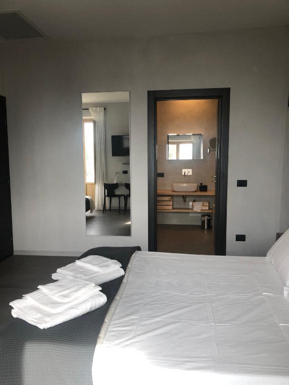 Łóżko lub łóżka w pokoju w obiekcie Drepanon, Prospettive sul Mediterraneo Charme B&B