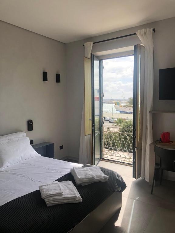 Łóżko lub łóżka w pokoju w obiekcie Drepanon, Prospettive sul Mediterraneo Charme B&B