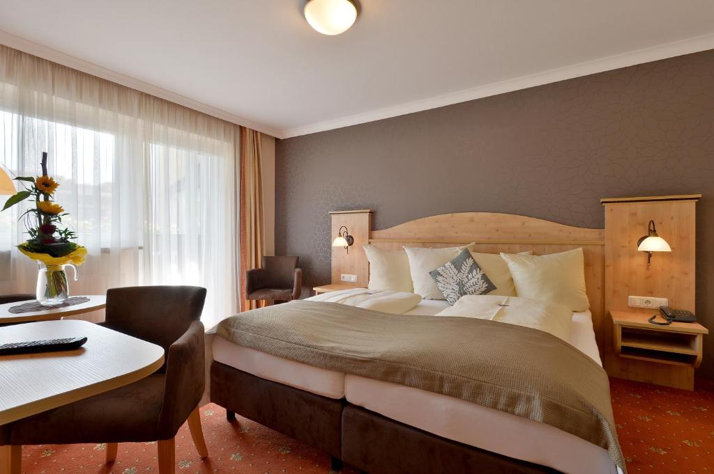 En eller flere senge i et værelse på Hotel Mesnerwirt