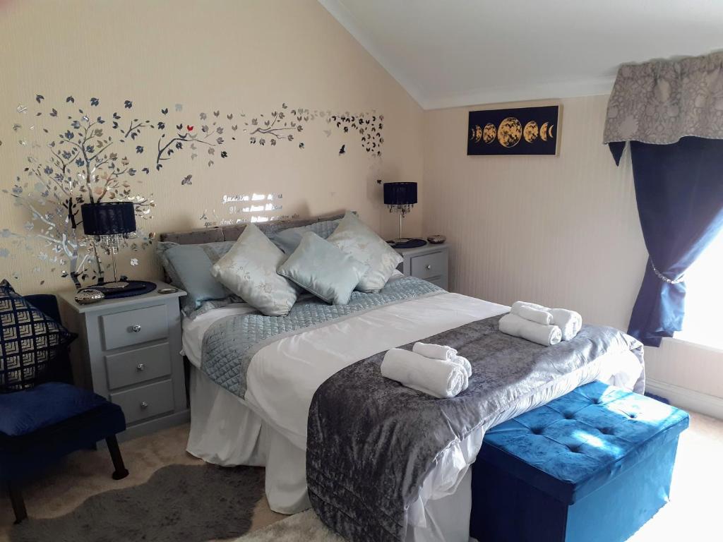 1 dormitorio con 1 cama con 2 toallas en The Holly & Ivy en Bridlington