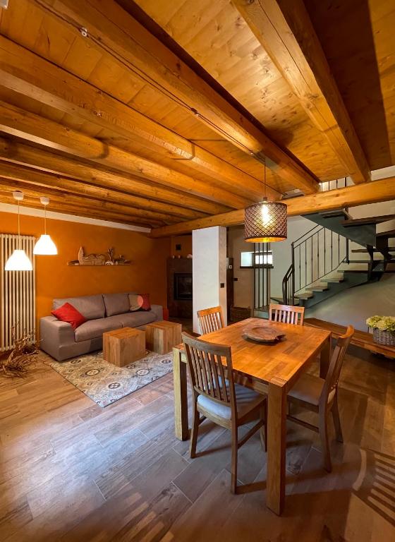 a living room with a wooden table and a couch at Casa vacanze Campone in Campone