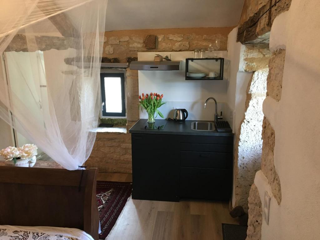 Kuchyň nebo kuchyňský kout v ubytování Pérard Chambres D’Hotes