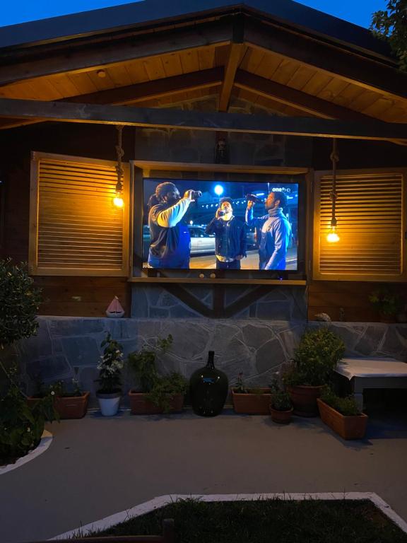 TV a/nebo společenská místnost v ubytování T H E BERLIN Studios and Suites
