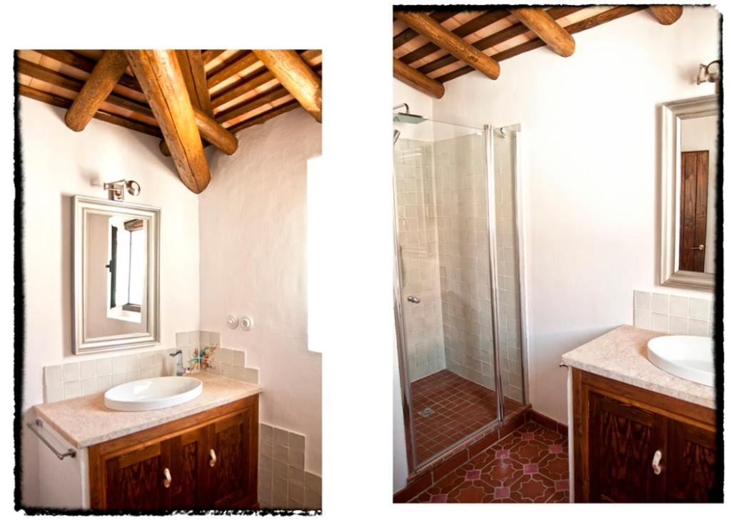 twee foto's van een badkamer met een wastafel en een douche bij CR Casa Quinto in Constantina