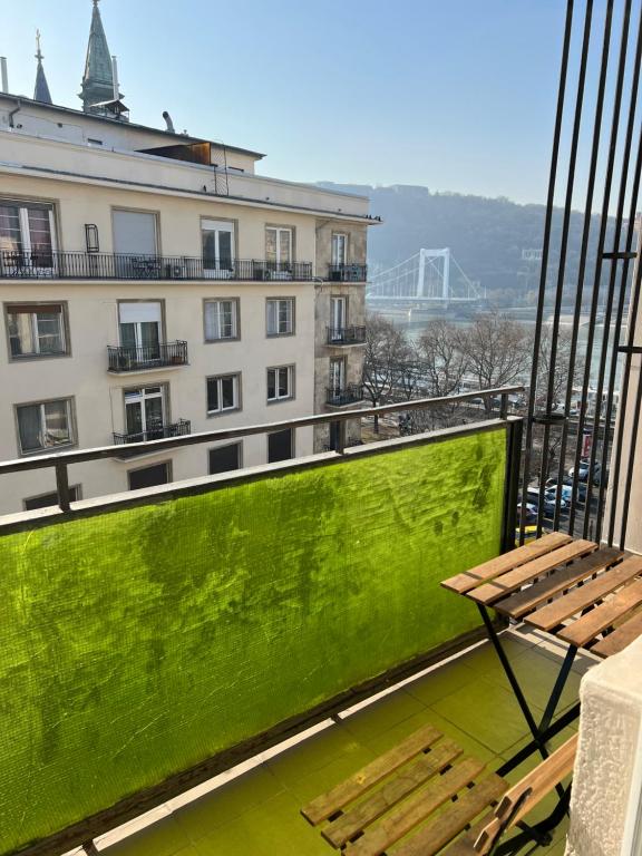 uma varanda com um banco e um edifício em Prince apartment downtown em Budapeste