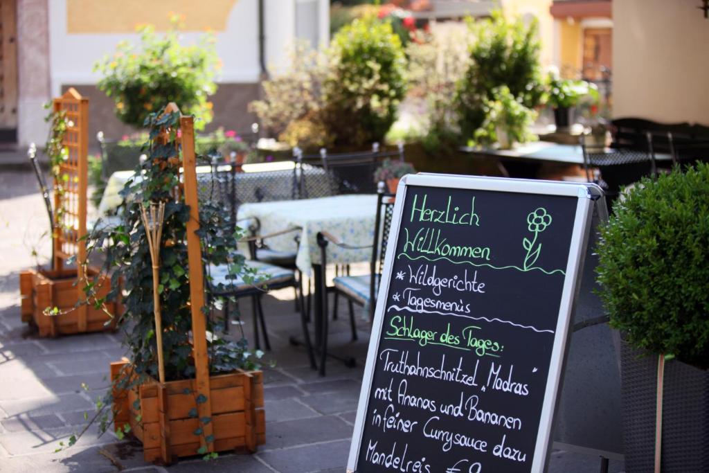 Reštaurácia alebo iné gastronomické zariadenie v ubytovaní Hotel Mesnerwirt