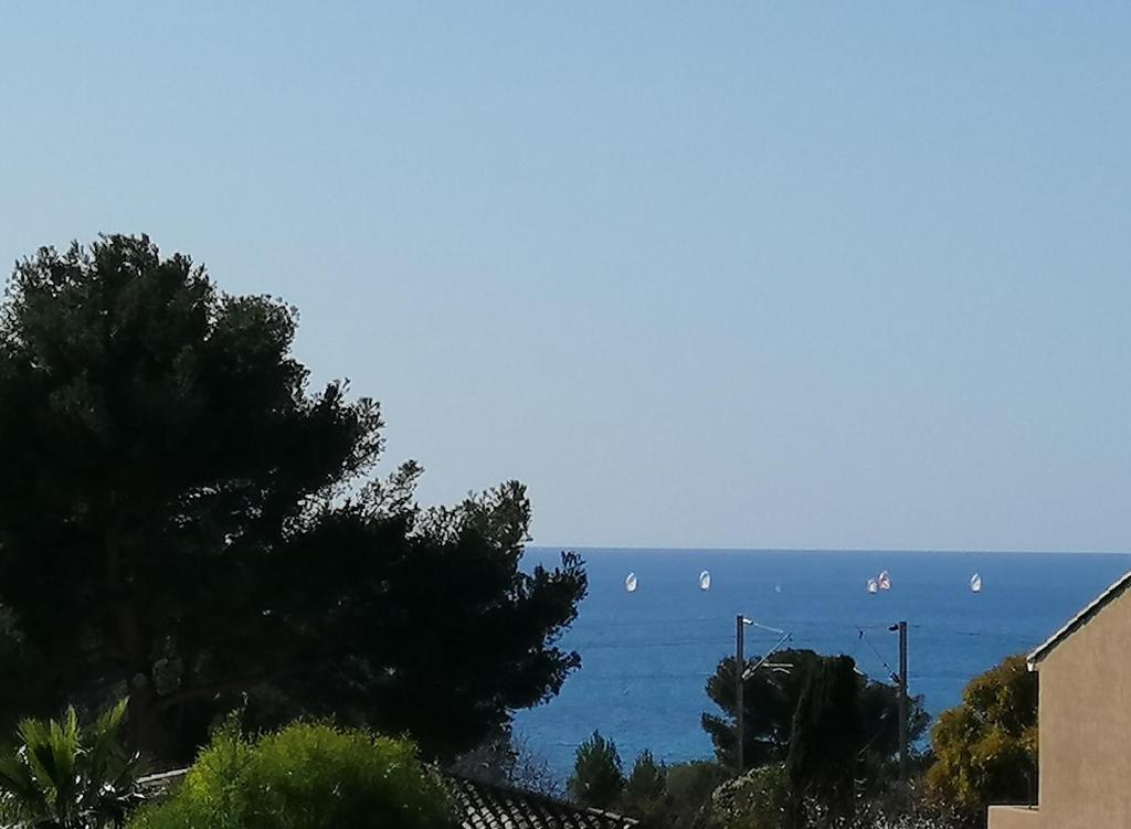 uma vista para o oceano com barcos na água em Sanary les gorguettes, studio avec terrasse vue mer, à 10 min à pieds de la plage em Sanary-sur-Mer