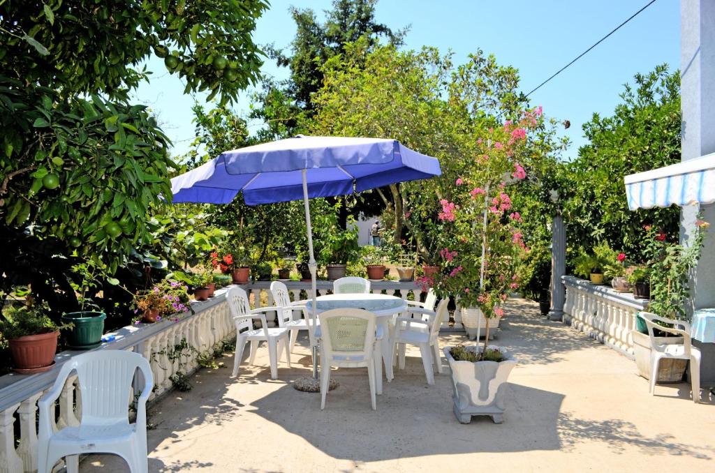 Vrt pred nastanitvijo Riverside Apartments Chiara