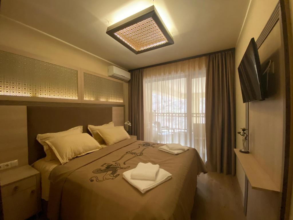 un dormitorio con una cama y una ventana en ARGISHT apart 647, en Golden Sands