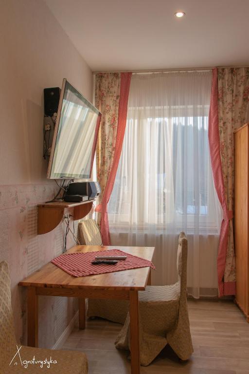 TV a/nebo společenská místnost v ubytování Agroturystyka Nad Jeziorem-Osada Indiańska
