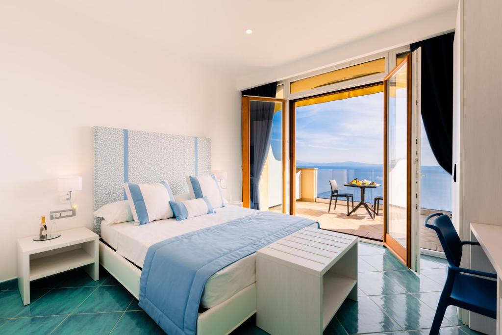 una camera con un grande letto e un balcone di Sea View Ravello a Ravello