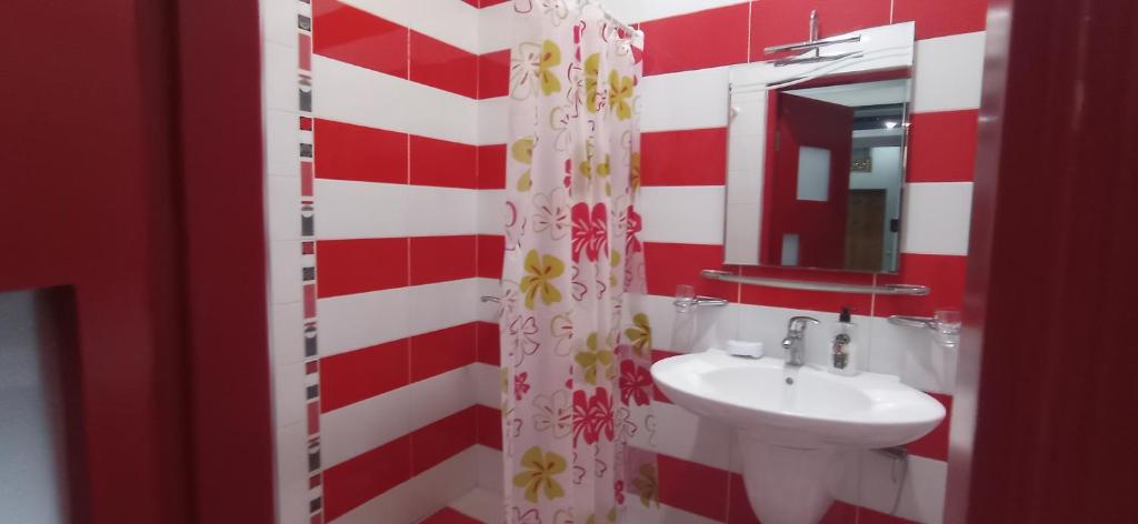 فضای داخلی Large and central apartment in the heart of Baku, close to Icheri Sheher Metro station and the Fountain Square در باکو - تصویر ۳
