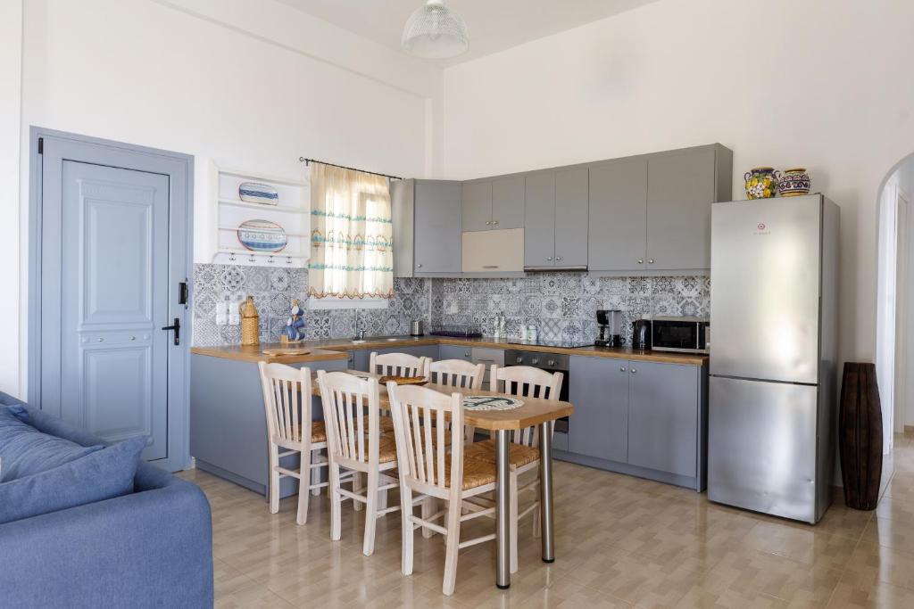 Kuchyň nebo kuchyňský kout v ubytování Cycladic Villa with sea view!