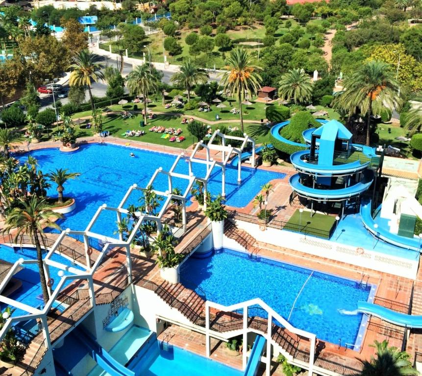 uma vista aérea de uma piscina num resort em Benalbeach Casa KITO Dreams 1ª Línea Playa em Benalmádena