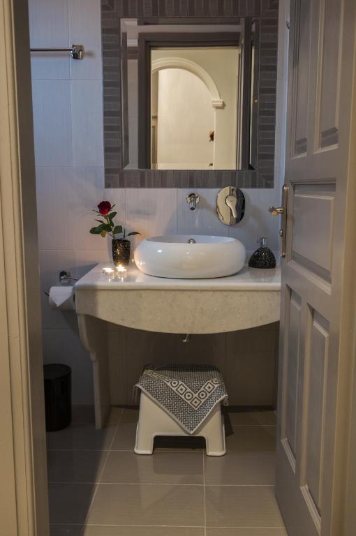 A bathroom at Polydefkis Hotel