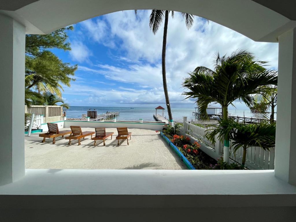 een balkon met uitzicht op de oceaan bij Belizean Reef Suites in San Pedro