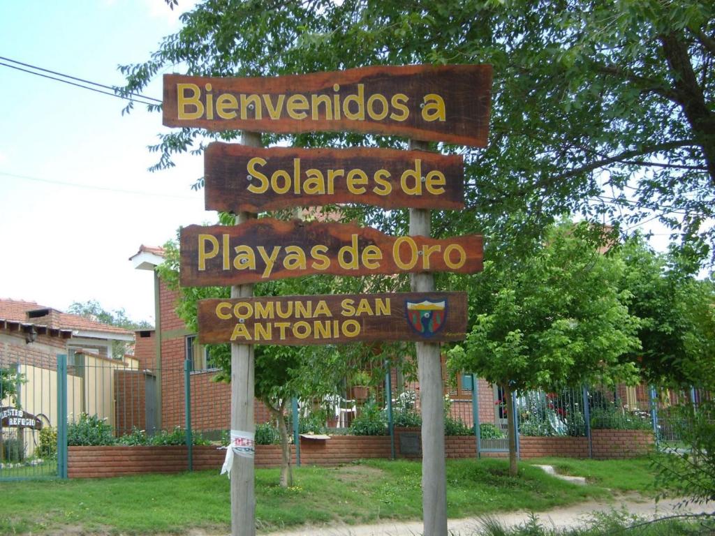 um sinal de rua com vários sinais nele em Casa en Playas de Oro em San Antonio de Arredondo