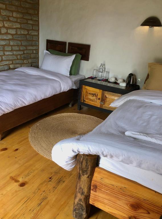 Rúm í herbergi á Bhanjyang Village Lodge