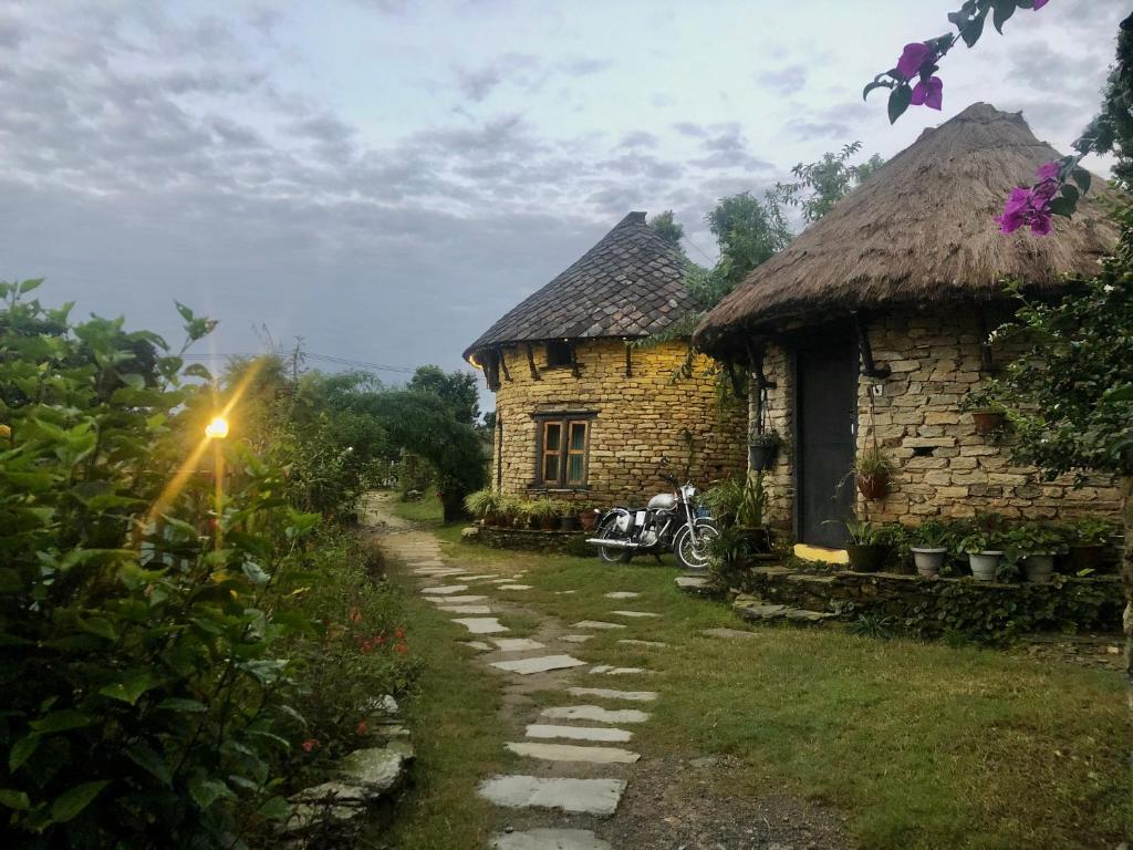 Garður fyrir utan Bhanjyang Village Lodge