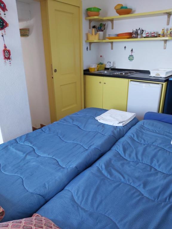 Łóżko lub łóżka w pokoju w obiekcie Bilocale Elena 40mq