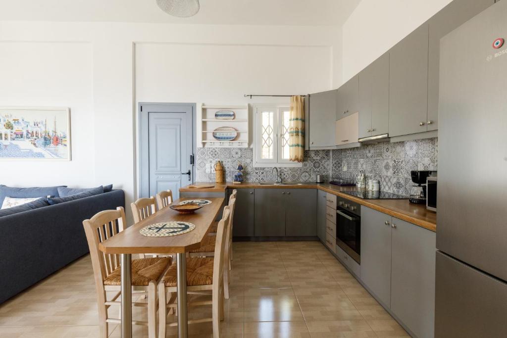 Kuchyň nebo kuchyňský kout v ubytování Cycladic Villa with sea view!