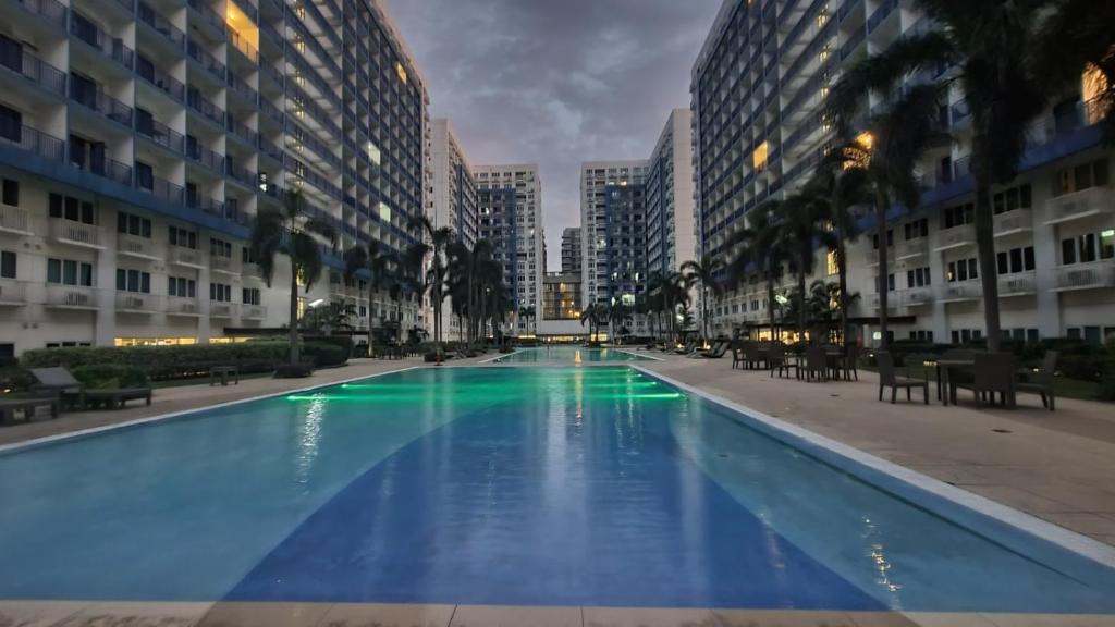 ein großer Pool in der Mitte eines Gebäudes in der Unterkunft EZBeds Sea Residences TowerE in Manila