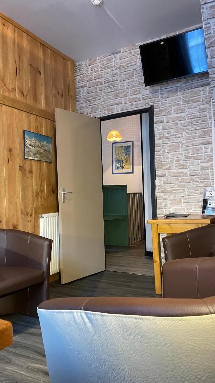 TV a/nebo společenská místnost v ubytování Hôtel Quin Te Va