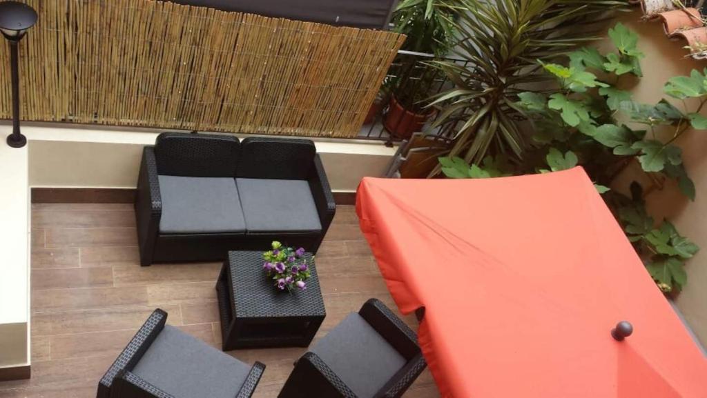 Elle offre une vue sur la terrasse dotée de chaises et de tables. dans l'établissement Monaco terrace, à Beausoleil