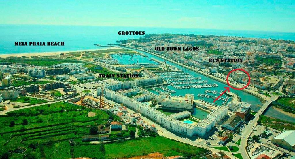 eine Luftansicht einer Stadt mit Hafen in der Unterkunft Studio apt with spectacular views of Lagos Marina in Lagos