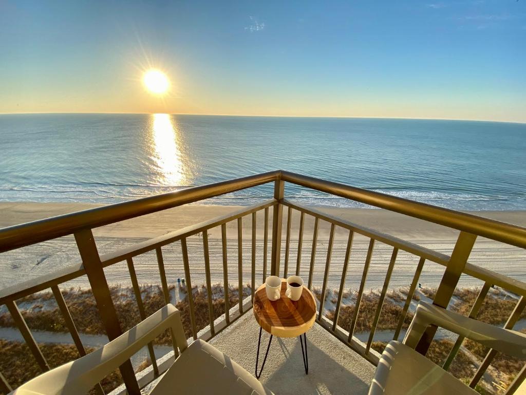 een balkon met uitzicht op het strand en de oceaan bij 1726 Ocean View Galore Pets are welcome in Myrtle Beach