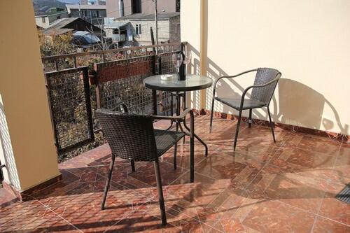 eine Terrasse mit 2 Stühlen und einem Tisch auf dem Balkon in der Unterkunft Boutique Hotel Dany in Tbilisi City