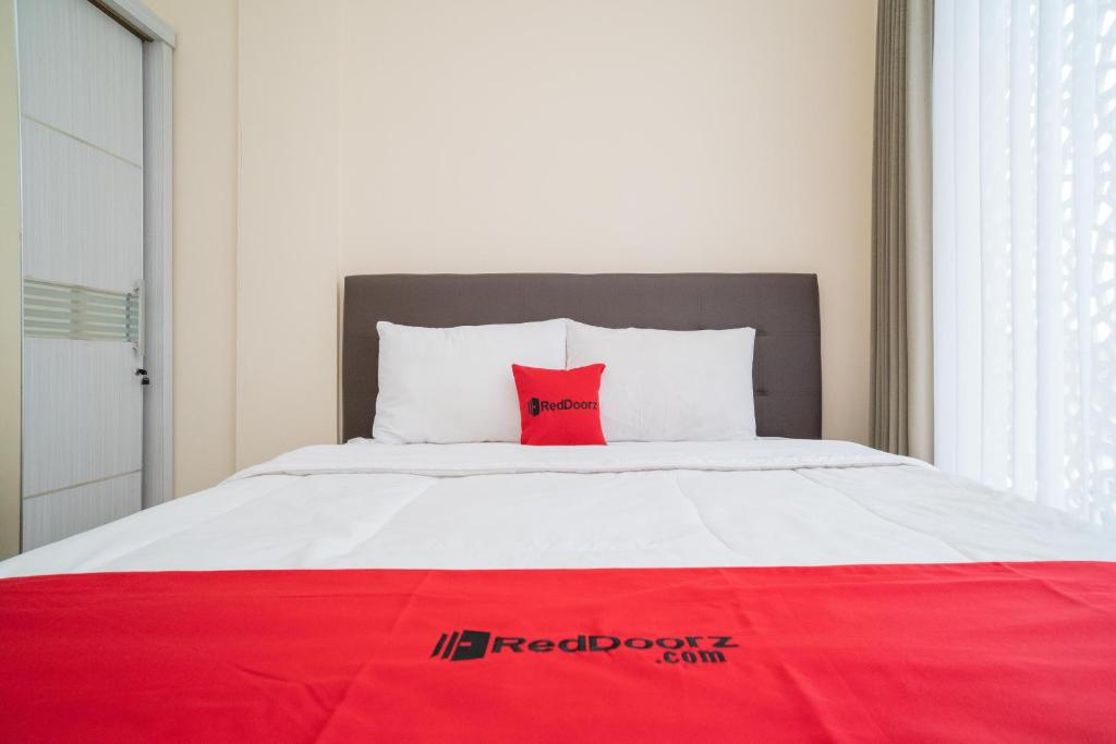 Postel nebo postele na pokoji v ubytování RedDoorz near ITDC Nusa Dua