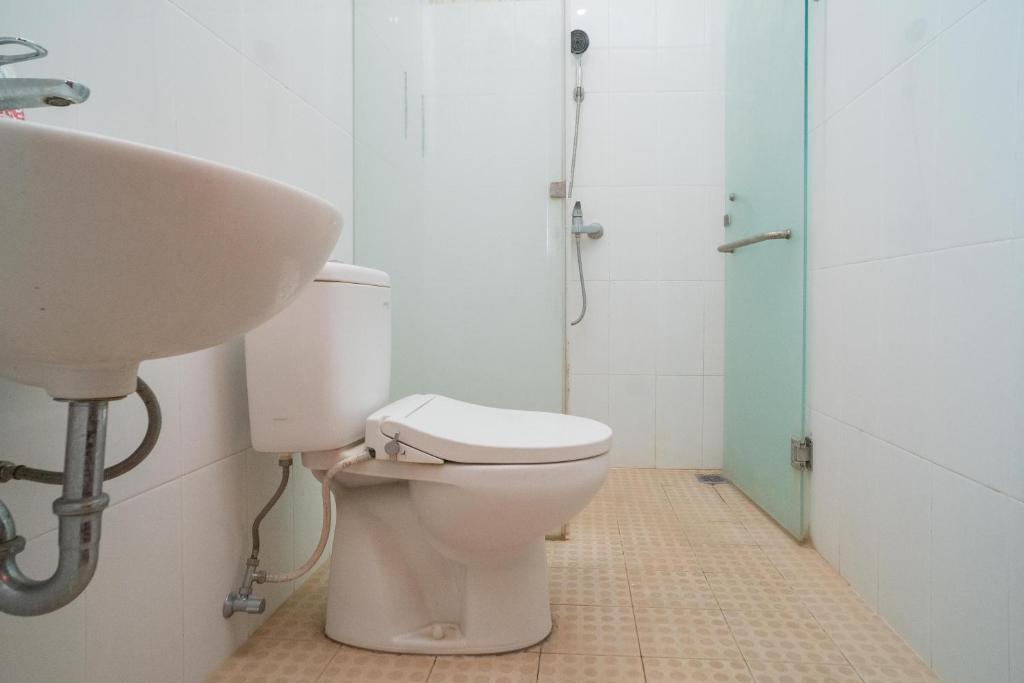 Koupelna v ubytování RedDoorz near ITDC Nusa Dua