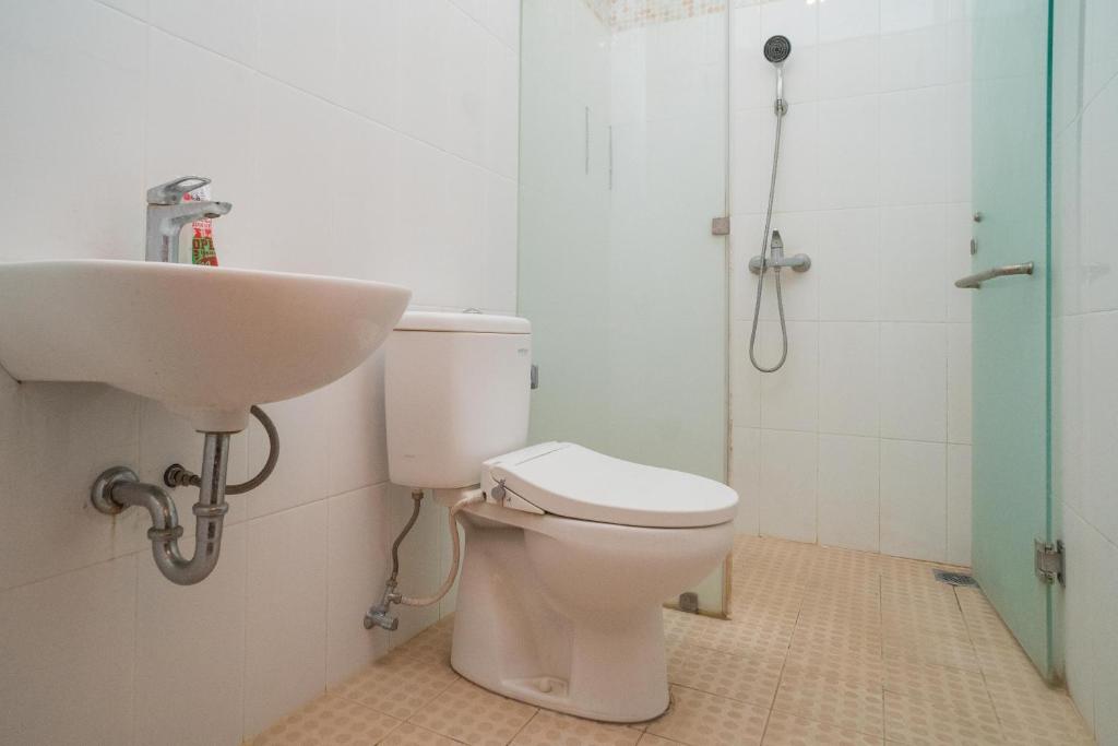 Koupelna v ubytování RedDoorz near ITDC Nusa Dua