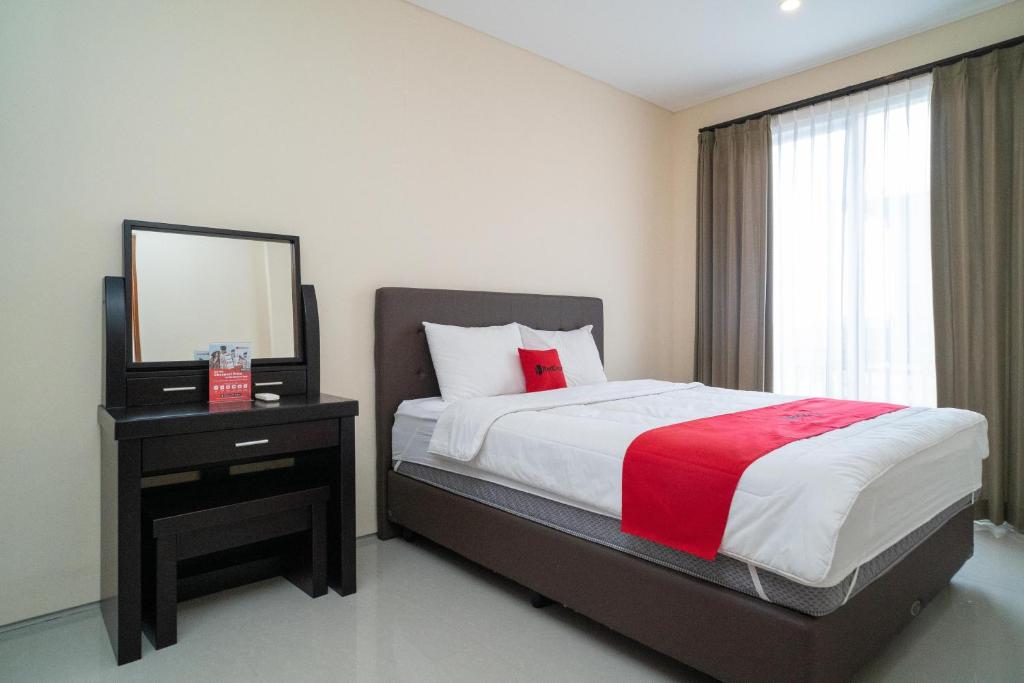 Postel nebo postele na pokoji v ubytování RedDoorz near ITDC Nusa Dua