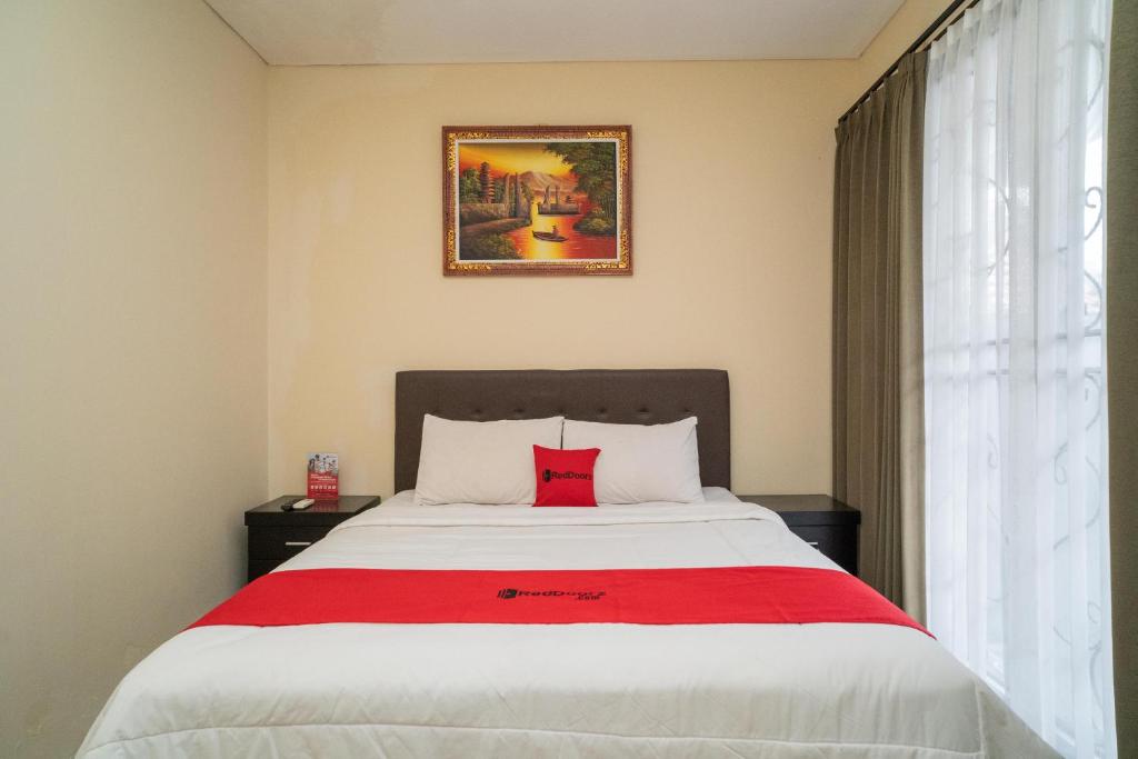 Postel nebo postele na pokoji v ubytování RedDoorz near ITDC Nusa Dua