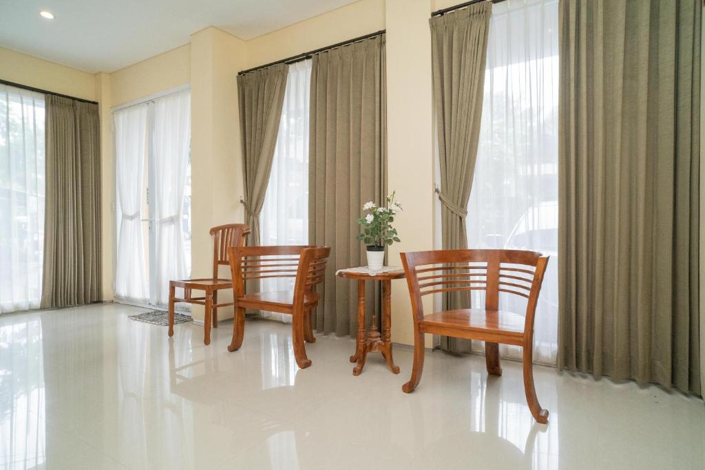 Posezení v ubytování RedDoorz near ITDC Nusa Dua