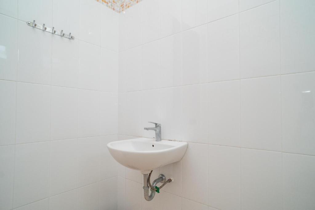 Koupelna v ubytování RedDoorz near ITDC Nusa Dua