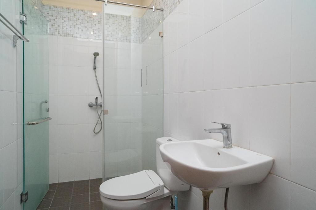 Koupelna v ubytování RedDoorz near ITDC Nusa Dua
