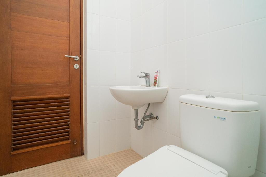 Koupelna v ubytování RedDoorz near ITDC Nusa Dua
