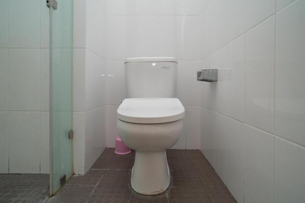 Koupelna v ubytování RedDoorz near ITDC Nusa Dua